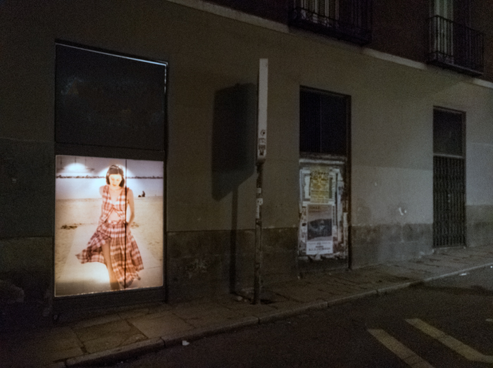 Chica callejon Madrid fotografia serie Moneda Viviente subvertising contrapublicidad la jovencita situacionismo critica social Klossowski Antonio Beltran
