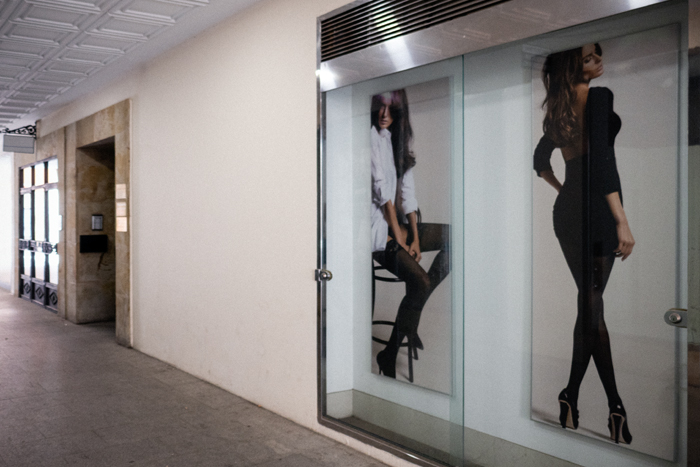 Galeria Mujeres Madrid fotografia serie Moneda Viviente subvertising contrapublicidad la jovencita situacionismo critica social Klossowski Antonio Beltran