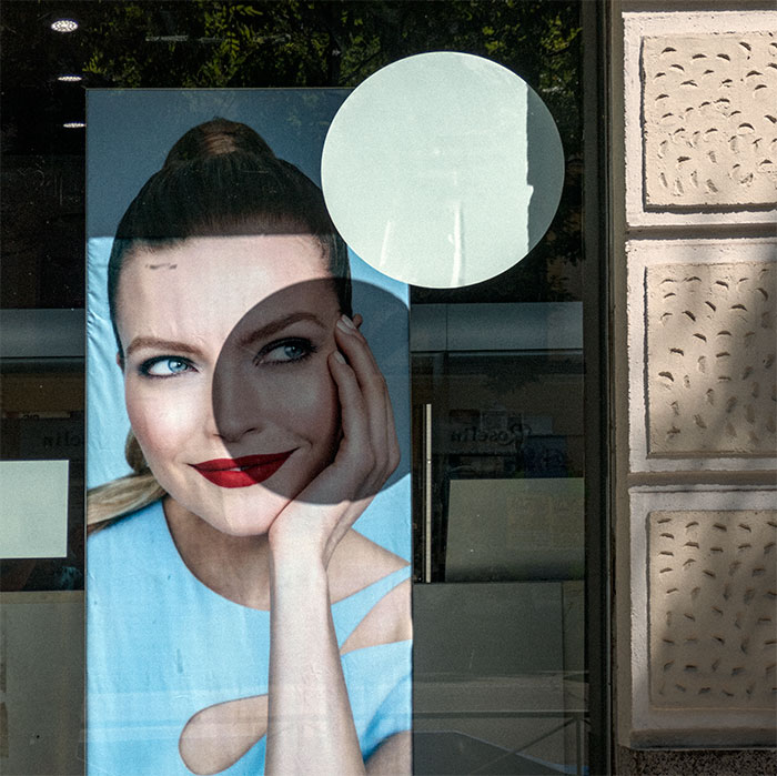 Publicidad escaparate rostro de mujer con círculo de sombra fotografia
