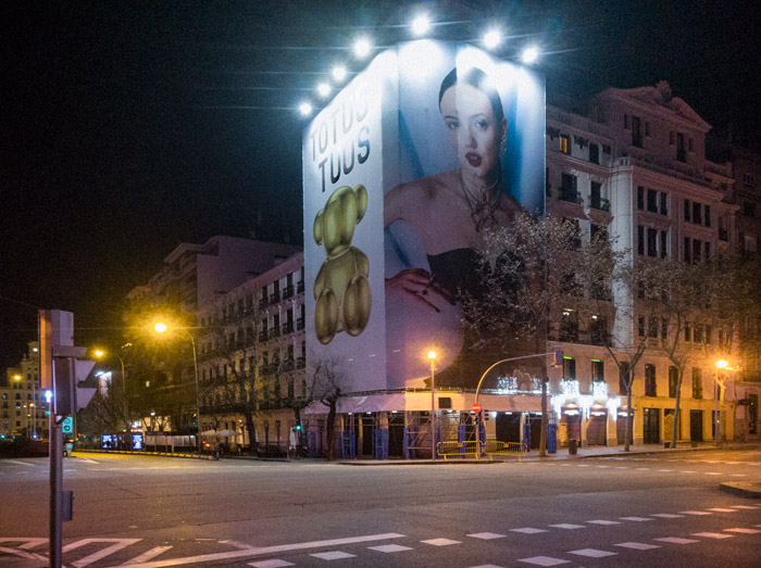 paisaje urbano nocturno con publicidad con modelo femenina