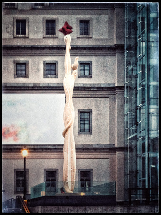 Reproducción de la escultura El pueblo español tiene un camino que conduce a una estrella, de Alberto Sánchez, 1937- Original destruido
