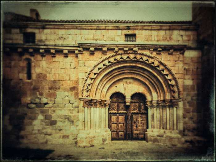 portada románica de la iglesia de Caltojar, Guadalajara