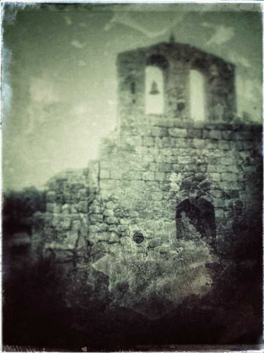 espadaña de la iglesia en ruinas de Navahermosa, Avila