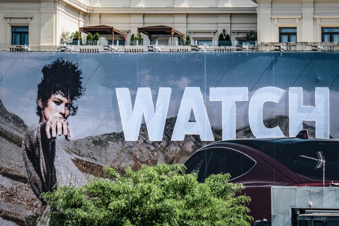 Publicidad de fachada con una mujer y la palabra watch, fotografia