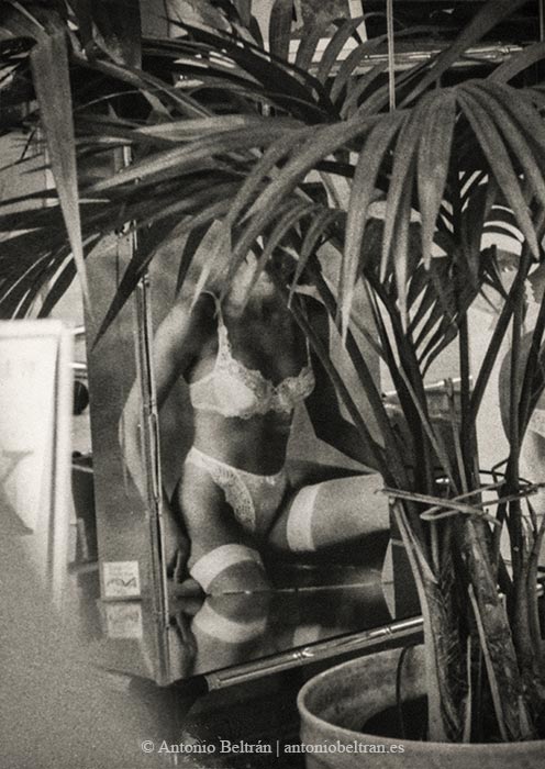 escaparate lenceria femenina mujer fotografia poesia erotica desnudo Antonio Beltran