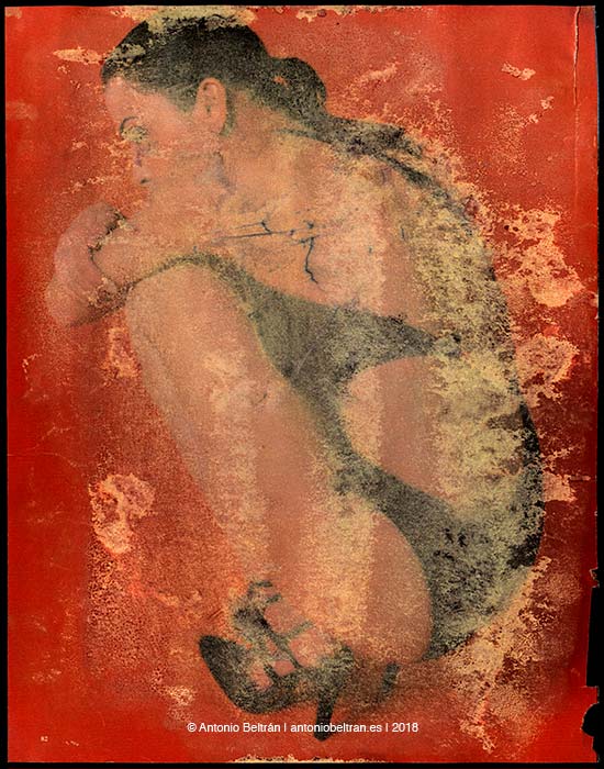 mujer en baador en cuclillas collage disolvente erotica subvertising contrapublicidad poesia antonio beltran