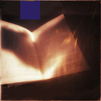 libro abierto con resplandores del sol