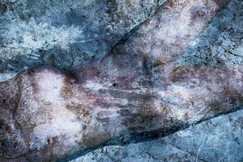 cuerpo desnudo de mujer sobre piedra dolomitda filtrada y confundida con la piedra y las manchas