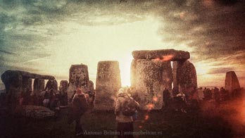 amanecer en Stonehenge gente reunida poesia Antonio Beltran